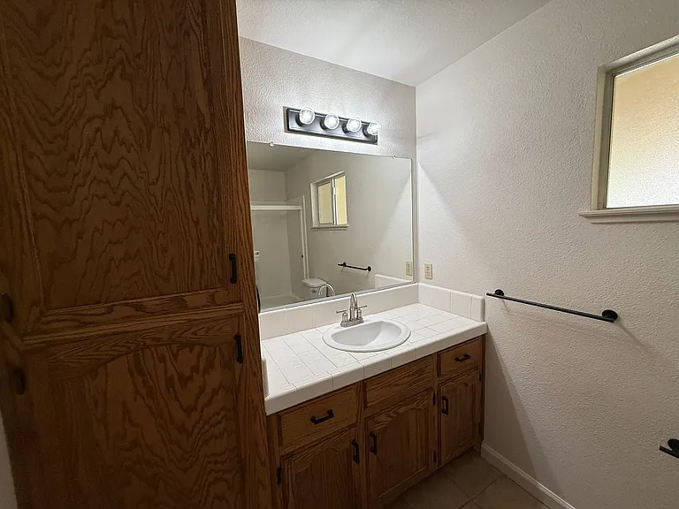 2136 Southgate Dr — Photo 22