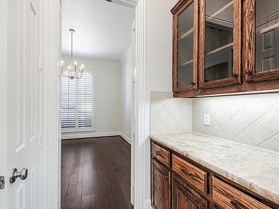 4th image of 800 Camden Way