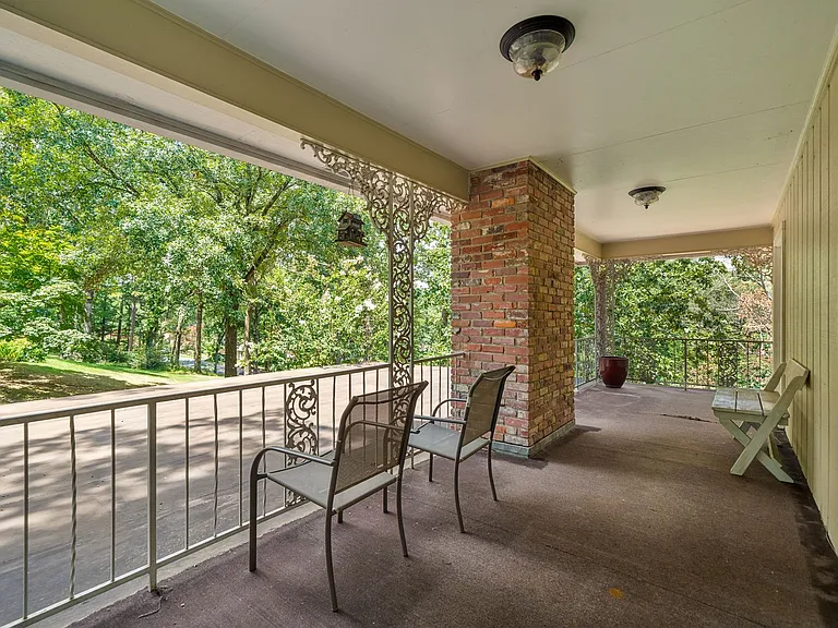 112 Leigh Cir — Photo 31