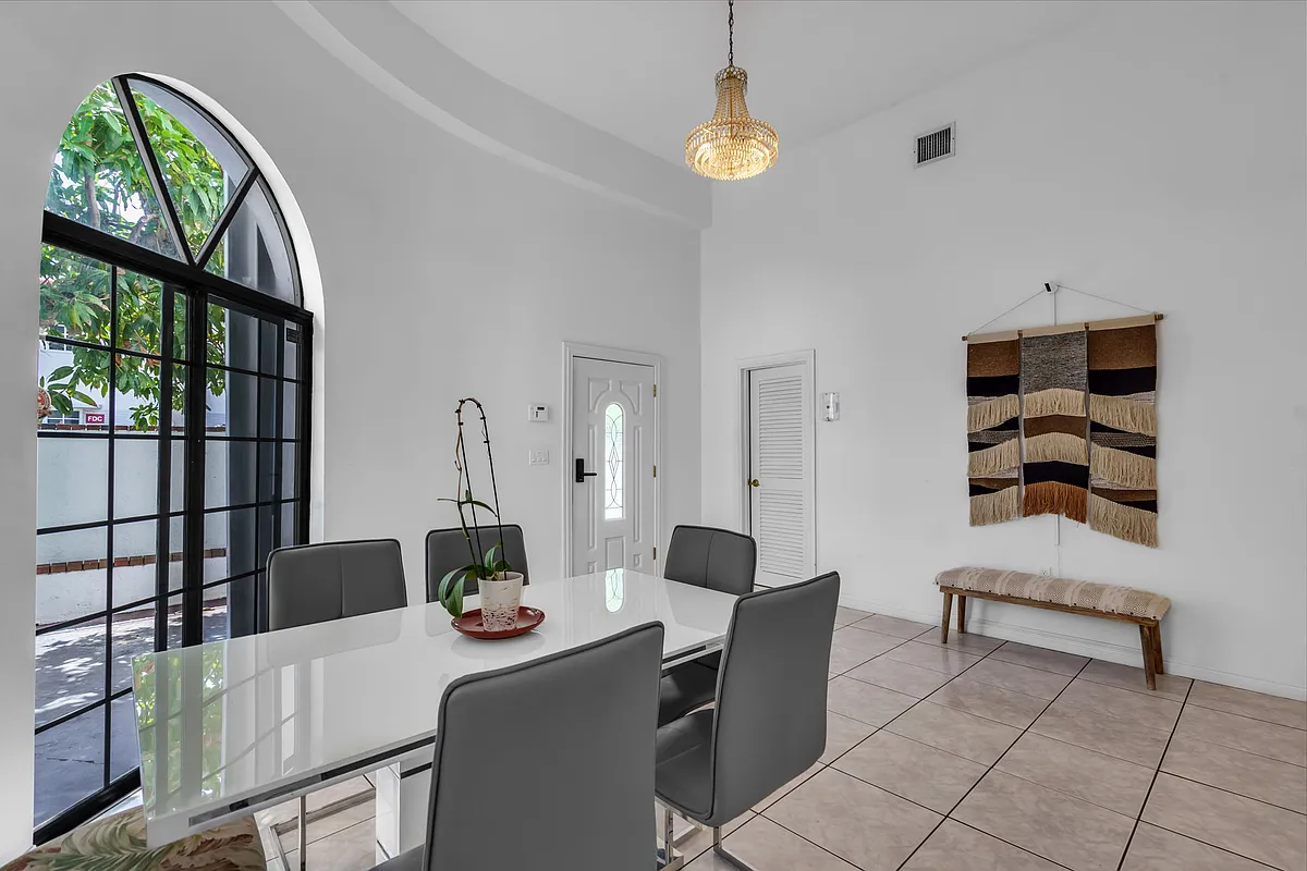 Building Photo - 8119 Harding Ave #7