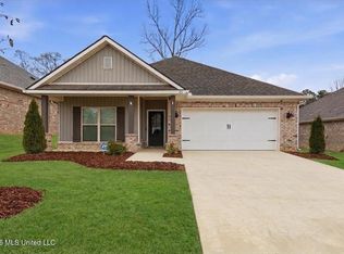 211 Serenity Lake Dr, Pearl, MS 39208