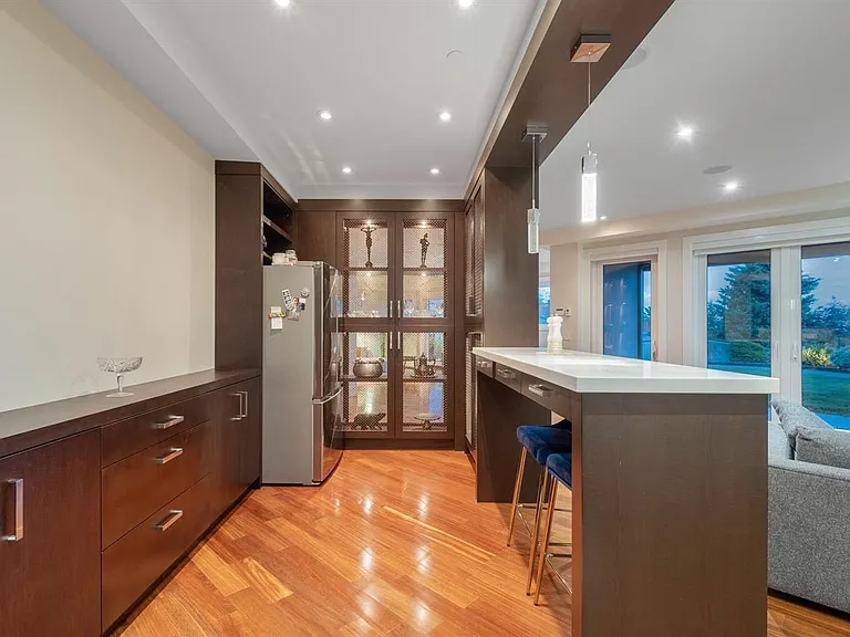 1355 Whitby Rd — Photo 3