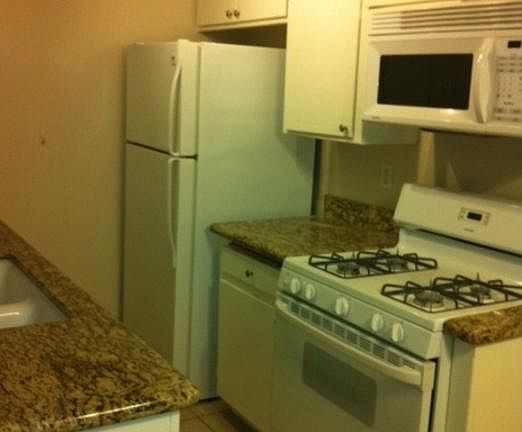 5th image of 1323 S Carmelina Ave APT 108