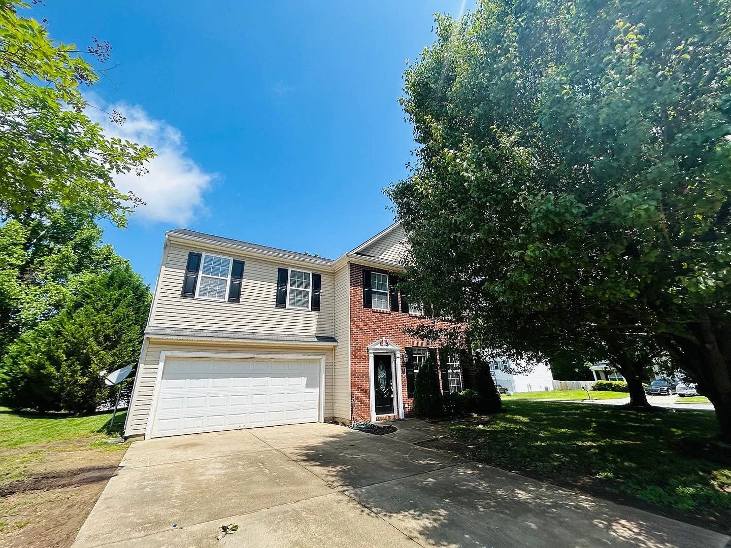 Spacious 4 bedroom and 2.5 Bath Home in Gramercy Park SE Greensboro with 2 car garage — Photo 2