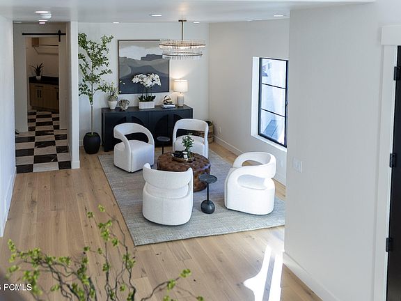 5th image of 531 E Valley Dr