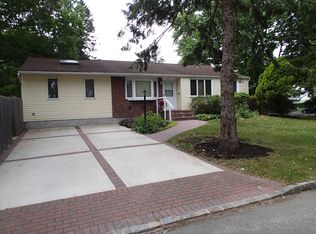 292 Marilynn Ct, East Islip, NY 11730