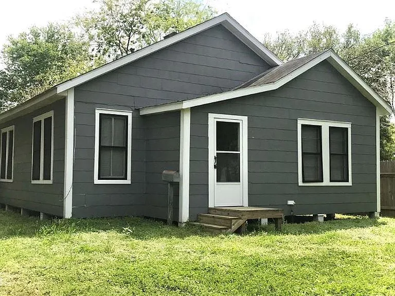 414 E Strand St — Photo 4