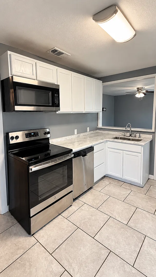 Walk To McMurry! 3 Bed 2 Bath — Photo 4