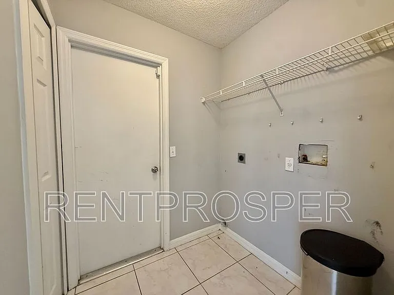 220 Canterbury Ct — Photo 16