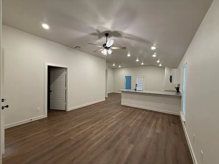 1305 N Chicago Ave — Photo 2
