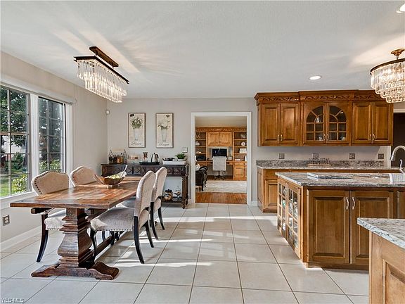 5th image of 863 Redwood Dr
