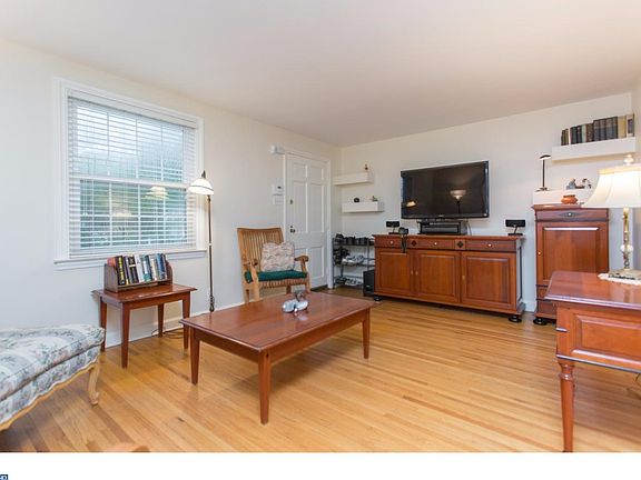 4th image of 1405 Delmont Ave
