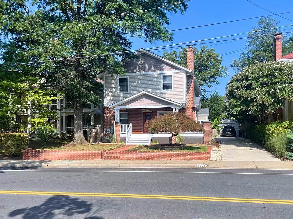 3221 N Pershing Dr