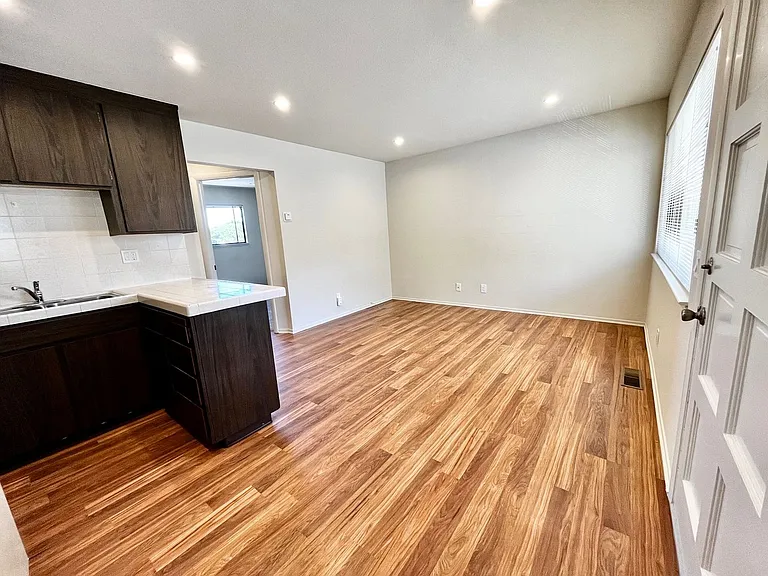483 Belden St — Photo 4