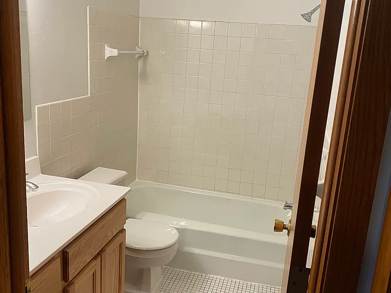 River Terrace Apartments — Photo 10