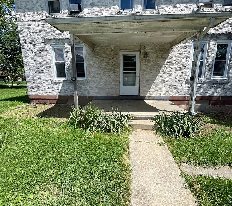 202-204 Memorial Blvd