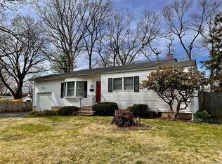 29 45th St, Islip, NY 11751