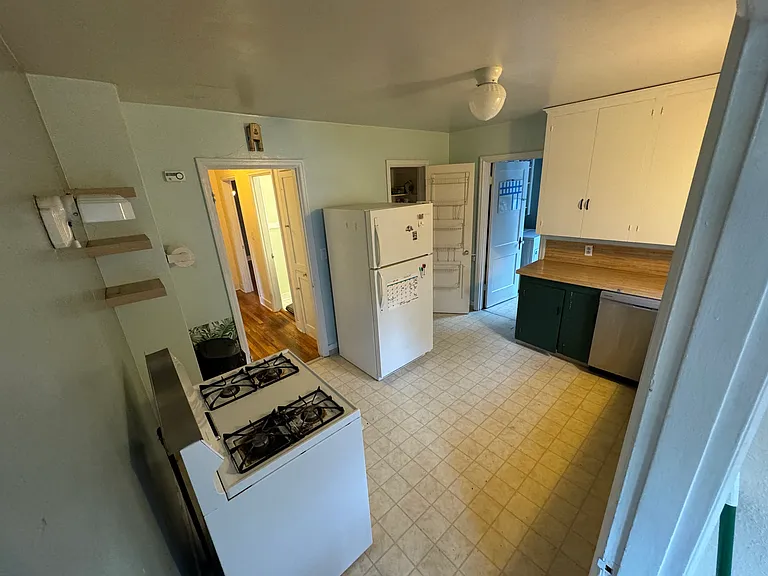 527 NW 15th St — Photo 3