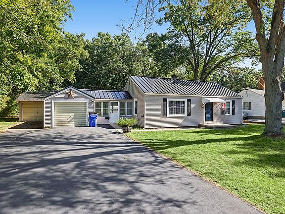 2nd image of 2832 N Fairview Ave