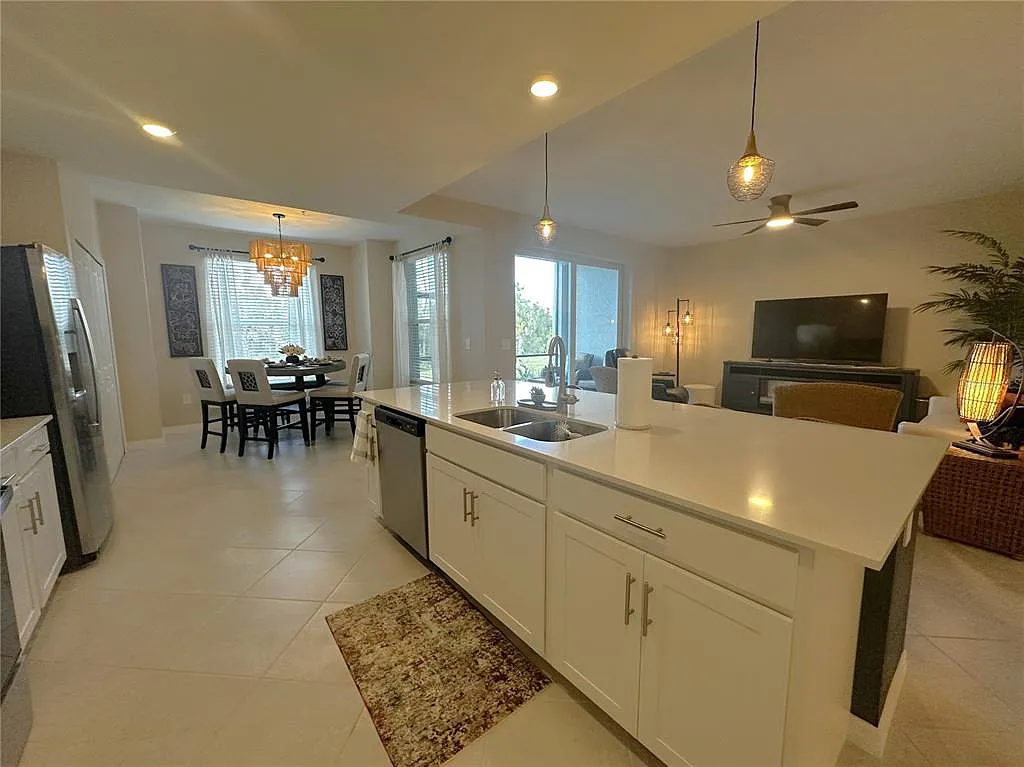 2 bed, 2.0 bath, 1366 sqft, $6,000 — Photo 4