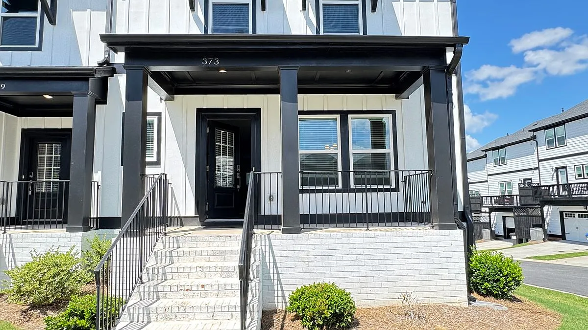 4 bed, 3.5 bath, 2376 sqft, $2,900 — Photo 2