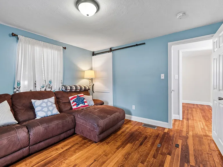 Algonquin Dr — Photo 16
