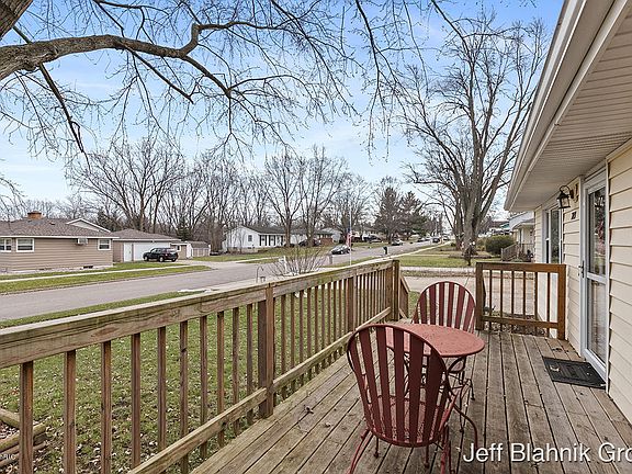 5th image of 703 Cloverdale Ave NW