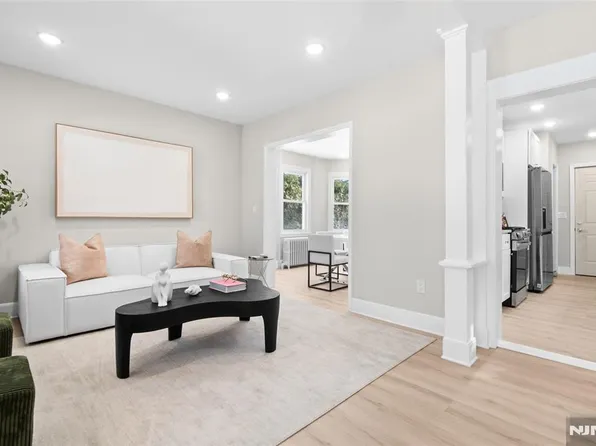 56 Harvey St, Closter, NJ 07624