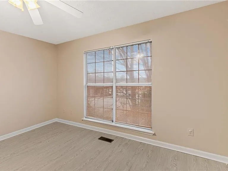 891 Harvard Dr — Photo 3