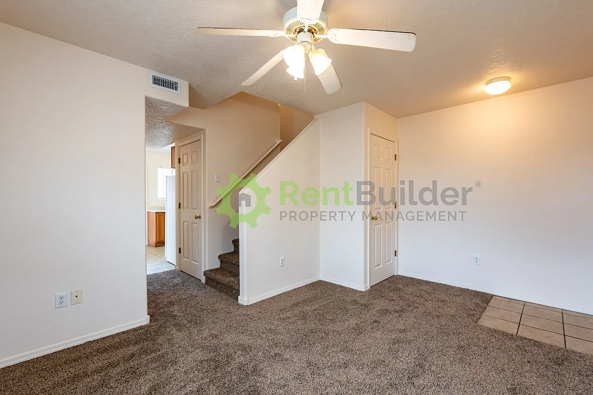 Building Photo - 325 Geraldine Loop SE #A