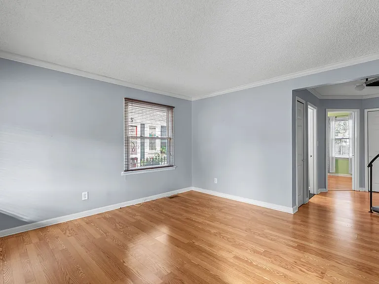 2215 Rowland Ave — Photo 9