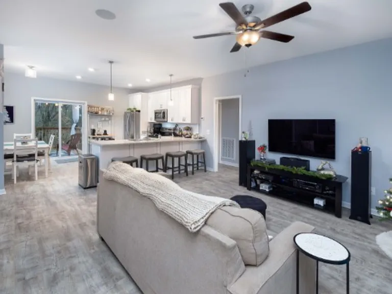 1239 Oxford Village Cir — Photo 3