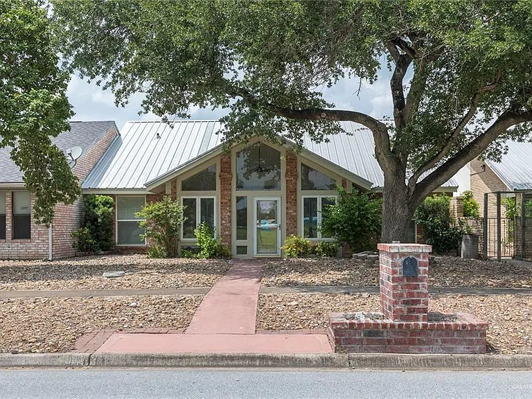1218 Bluebird Ave — Photo 2