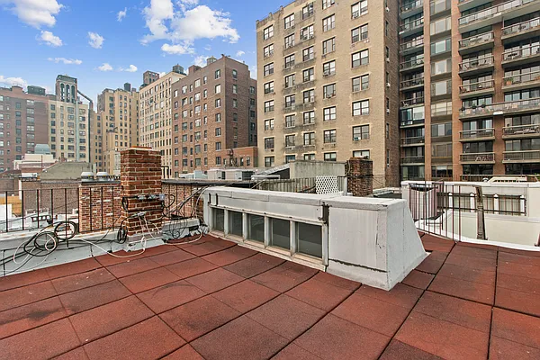 Sold by Douglas Elliman | media 24