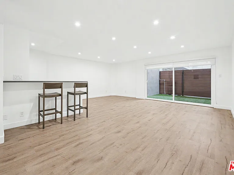 136 S Palm Dr #103 — Photo 8