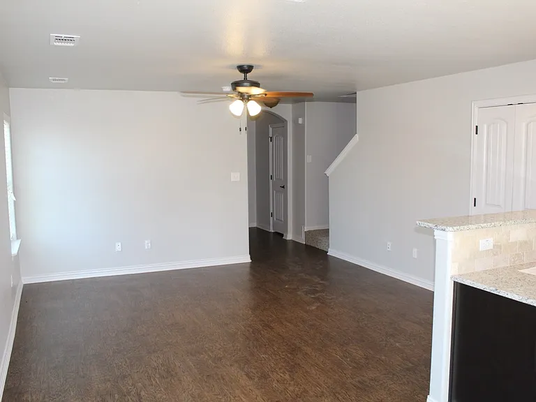 208 W Lake St — Photo 2