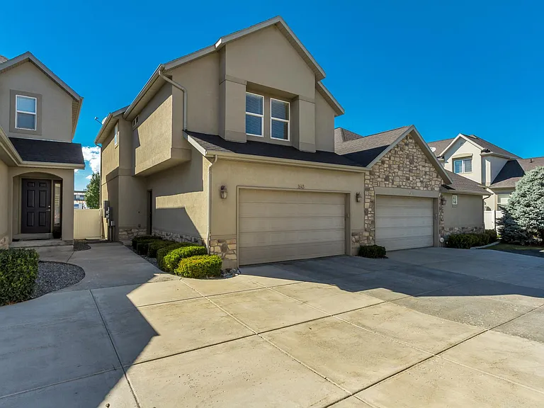 1643 W Wynview Ln — Photo 1