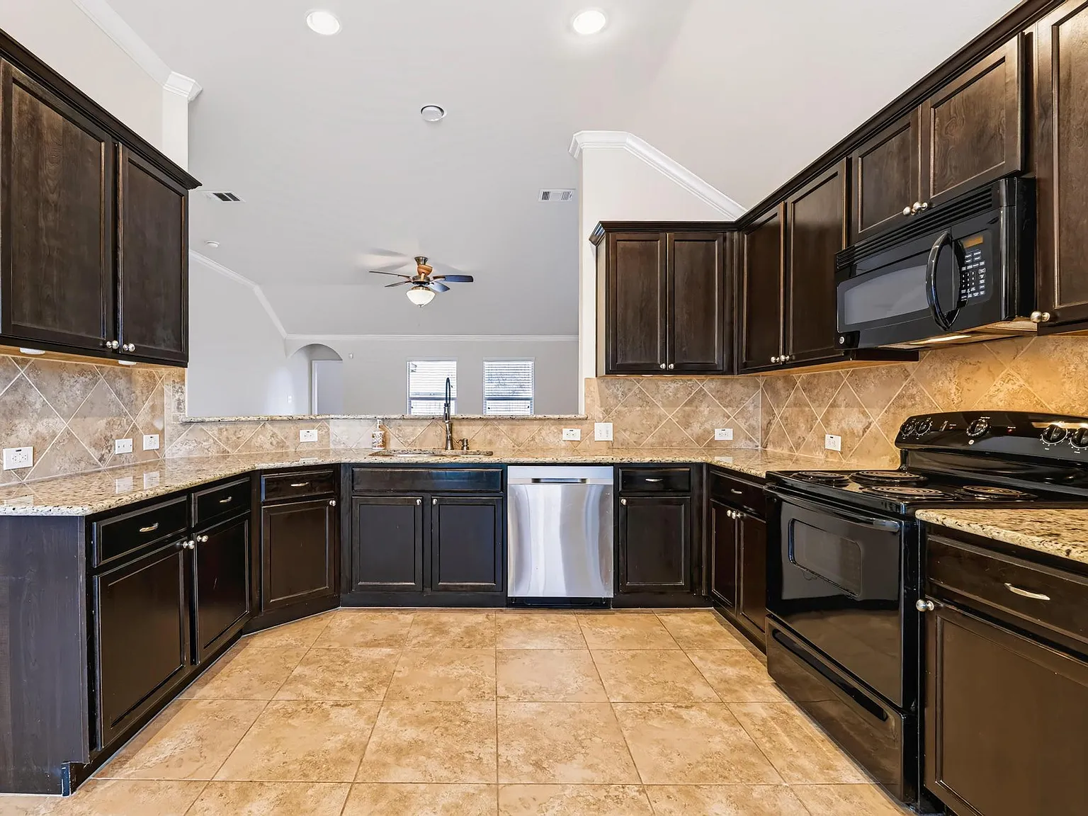 3 bed, 2.0 bath, 1497 sqft, $2,200 — Photo 4