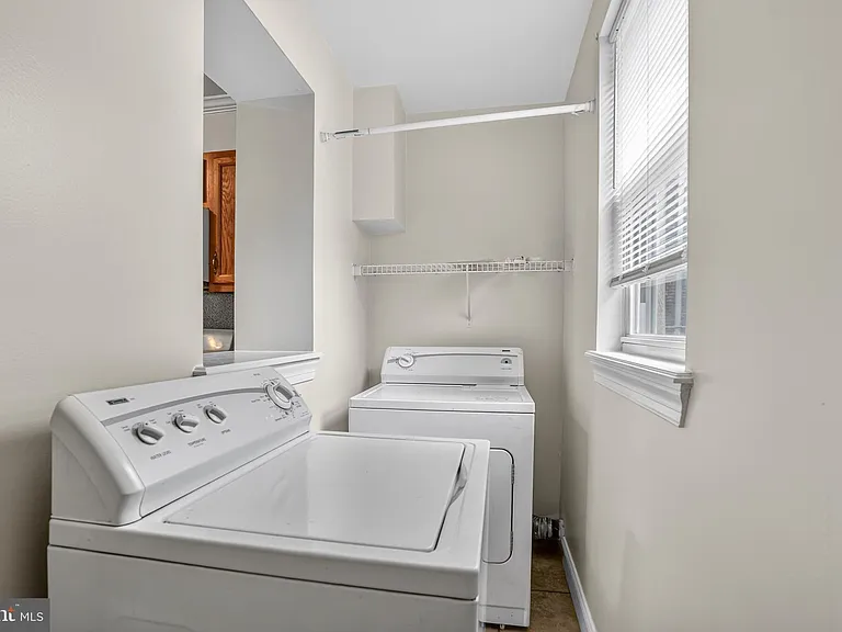 1953 E Stella St — Photo 18