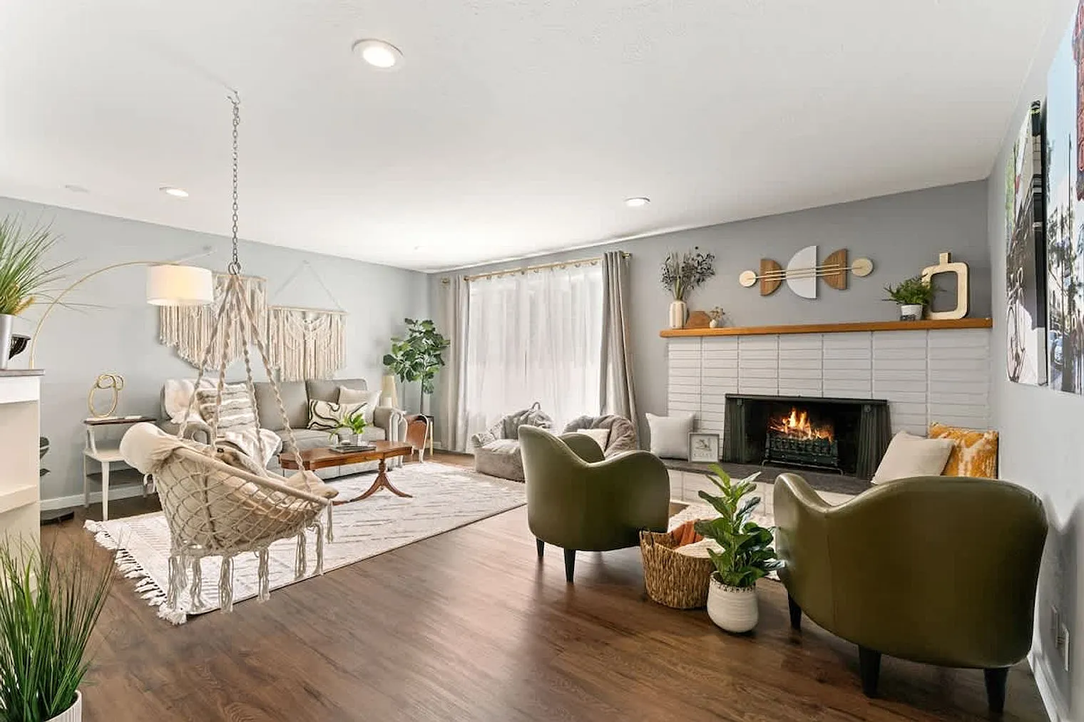 4 bed, 2.0 bath, $7,272 — Photo 2