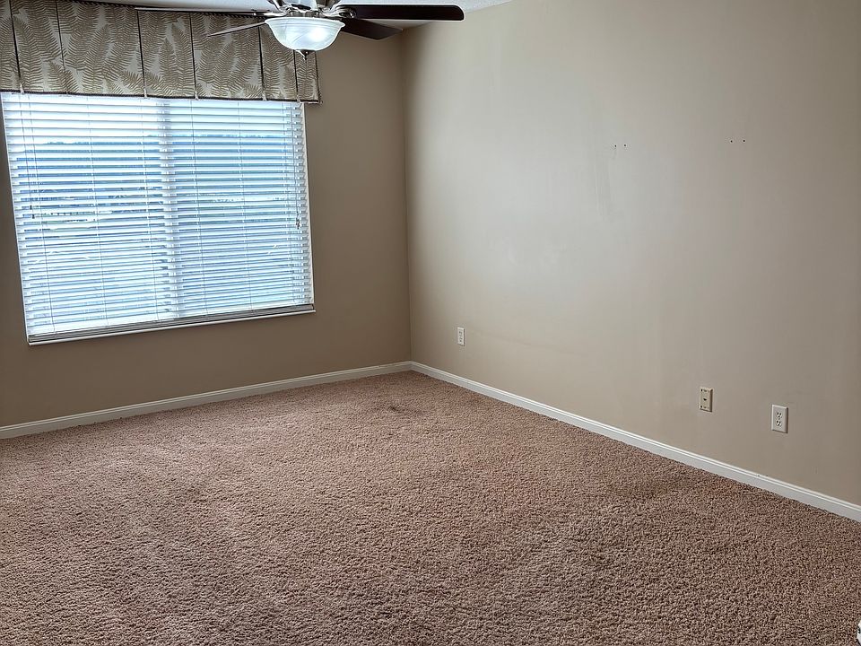 Primary bedroom - walk-in closet and en suite bathroom