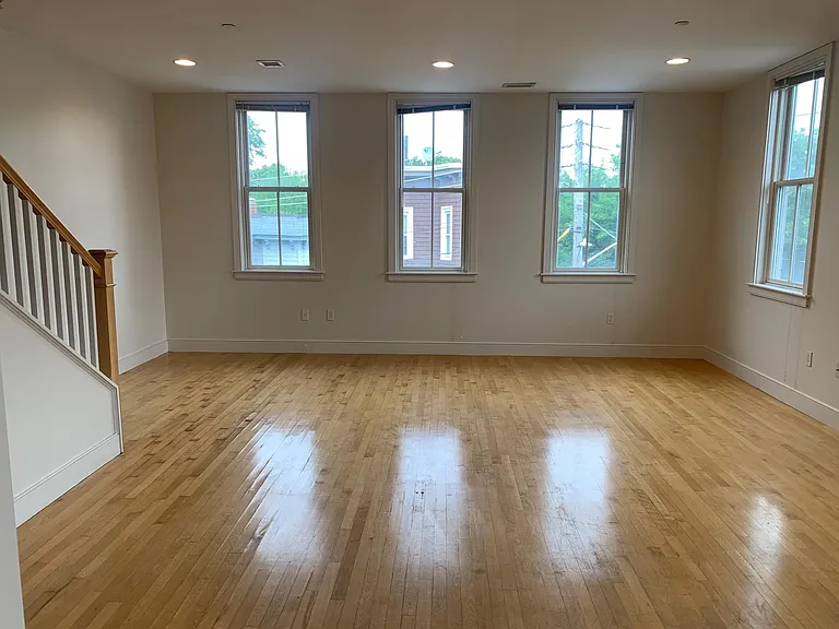 111 2nd St #4 — Photo 3