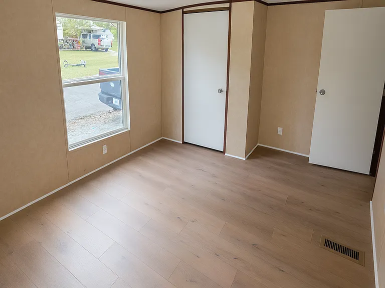 355 N East St — Photo 5