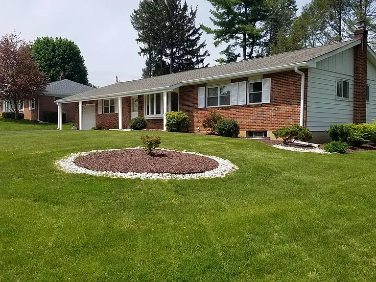 Mosser Dr — Photo 1