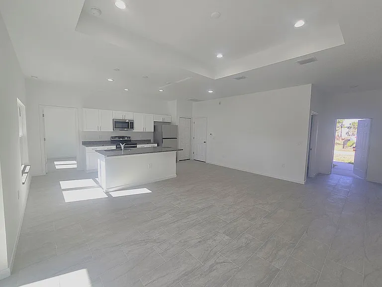 940 Sterling St E — Photo 8