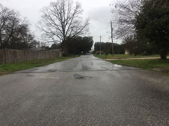 4th image of 10101 Meadowood Dr