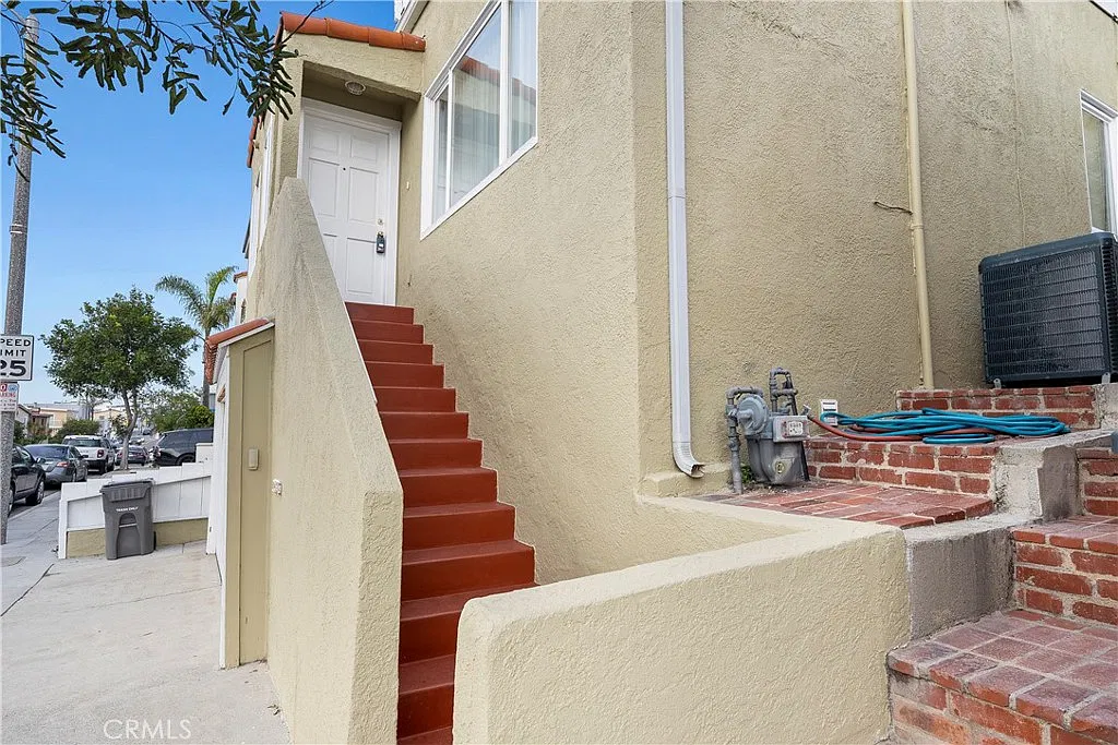 2 bed, 1.5 bath, 996 sqft, $6,000 — Photo 3