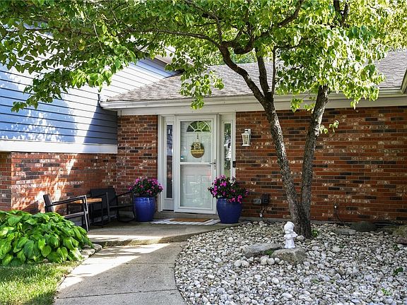 3rd image of 2044 Meadowside Ln