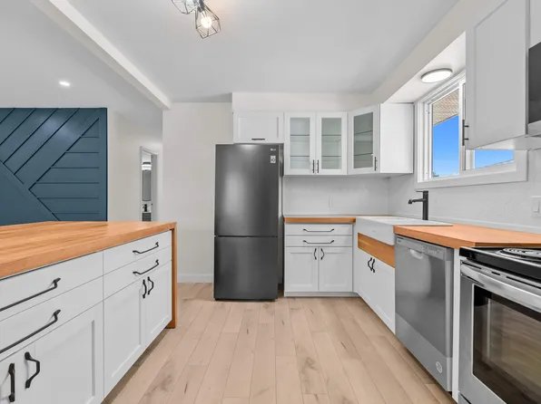 333 Melanie Ave #1, Kingston, ON K7M 8B5