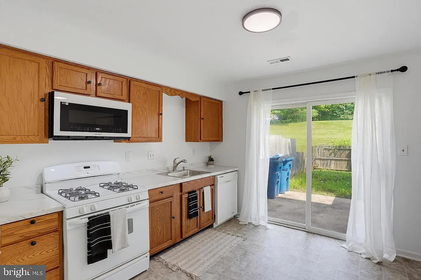 3 bed, 2.5 bath, 1320 sqft, $2,250 — Photo 4
